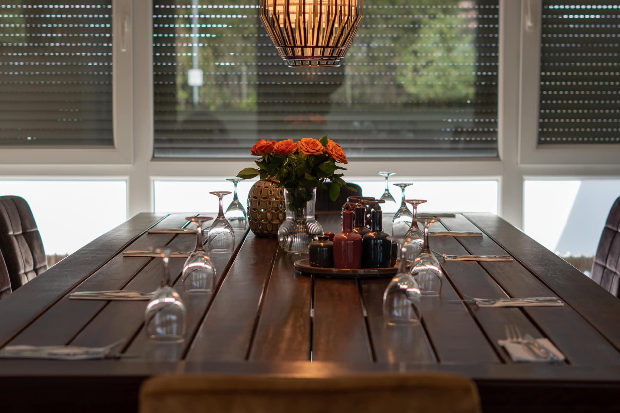 Gedeckter Tisch im Innenbereich